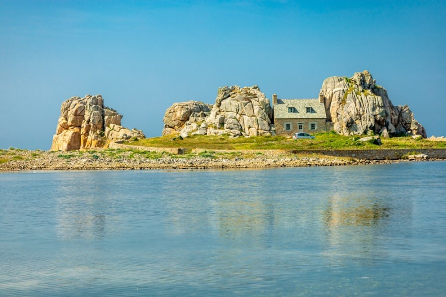 Où se trouve la maison entre les deux rochers ?