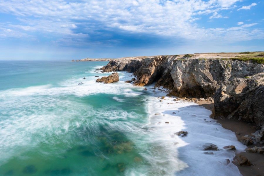 Quelles activités nautiques sont proposées sur la presqu'île de Quiberon ?